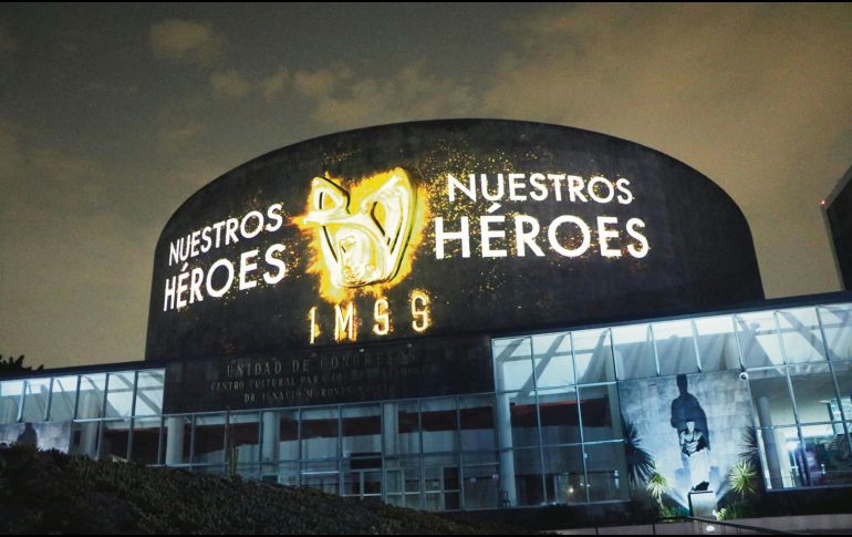 RECONOCIMIENTO. Por medio de un mural luminoso, el Seguro Social destacó la labor de su personal. NTX