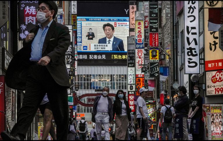 El gobierno japonés pidió a sus ciudadanos mantener la lucha contra la COVID-19 usando mascarillas, manteniendo el distanciamiento físico y trabajando desde casa. EFE / K. Mayama