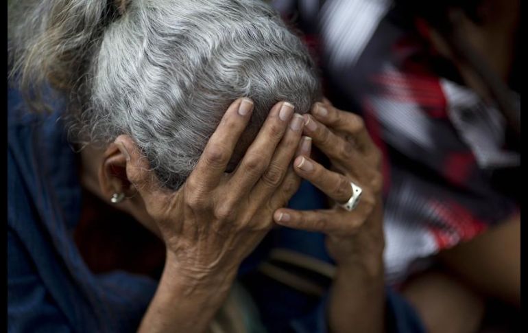 Los mexicanos refieren más tensión por el siguiente orden de asuntos: la economía nacional, el riesgo de infección, el peligro de hospitalización, la situación de amigos y parientes que viven lejos, la educación de los hijos. AP / ARCHIVO