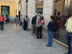Las colas de gente a la espera de recibir alimentos se han hecho comunes en algunos puntos de Madrid, España. CARLOS GIL MADRIGAL