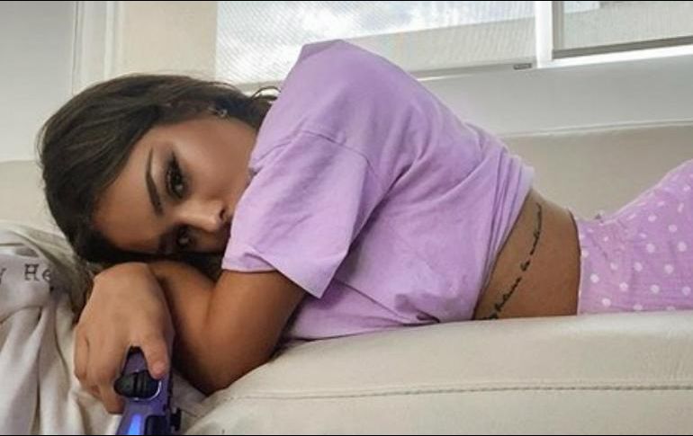En la imagen, Danna Paola luce una pijama rosada de felpa. INSTAGRAM / dannapaola