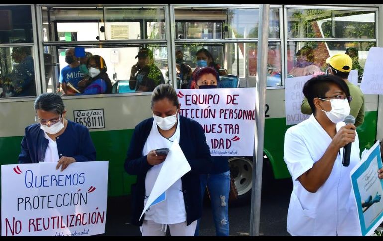 Los manifestantes declaran que se les están entregando batas quirúrgicas de algodón y no desechables. EFE/J. Núñez