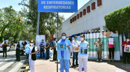Los manifestantes declaran que se les están entregando batas quirúrgicas de algodón y no desechables. EFE/J. Núñez