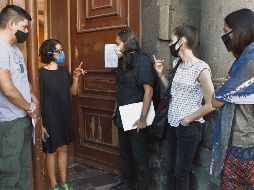 ENTREGA. La titular de la Dirección de Desarrollo Cultural y artístico de la SC, Claudia Reyes (al centro), recibió la carta de solicitudes. EL INFORMADOR• A. Camacho