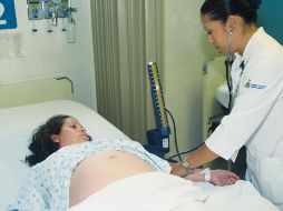 Las enfermedades hipertensivas, edemas y hemorragias son las principales causas de las muertes maternas. Expertos recomiendan una puntual vigilancia médica para evitar fallecimientos. EL INFORMADOR/Arhcivo
