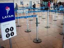 Latam es la mayor operadora de Sudamérica por tráfico de pasajeros; el año pasado operó más de mil 300 vuelos diarios y llevó a 74 millones de pasajeros. AFP / ARCHIVO