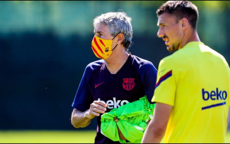 El equipo se ejercitó este martes en Ciudad Deportiva Joan Gamper con la ayuda del cuerpo técnico, que lució por primera vez las mascarillas oficiales del club. TWITTER / @fcbarcelona