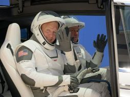 Los astronautas viajan en un vehículo Tesla hasta la nave de lanzamiento, como se ve en esta imagen tomada durante uno de los ensayos de la misión. NASA