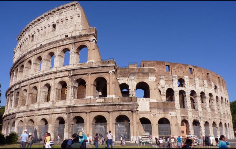 El imponente edificio, que tiene ochenta filas de gradas y una arena para la lucha de gladiadores, suele ser visitado por más de siete millones de personas al año. EFE/ARCHIVO