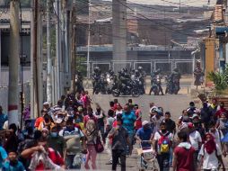 Un grupo de militares bloquea el paso a comerciantes en los accesos del mercado 
