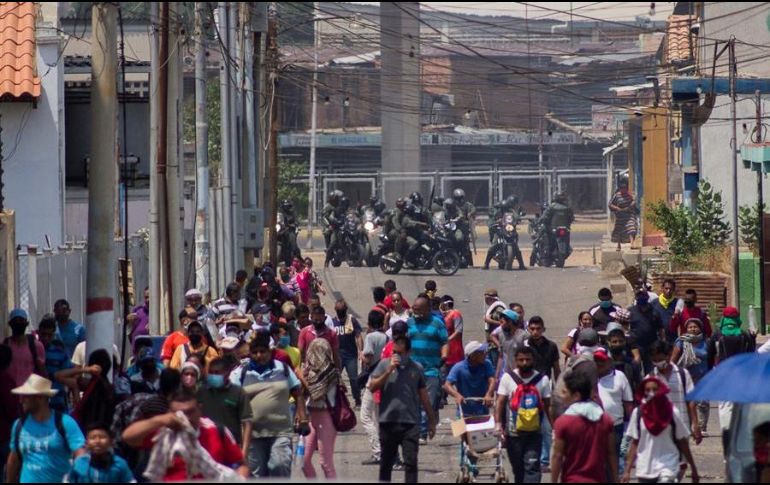 Un grupo de militares bloquea el paso a comerciantes en los accesos del mercado 
