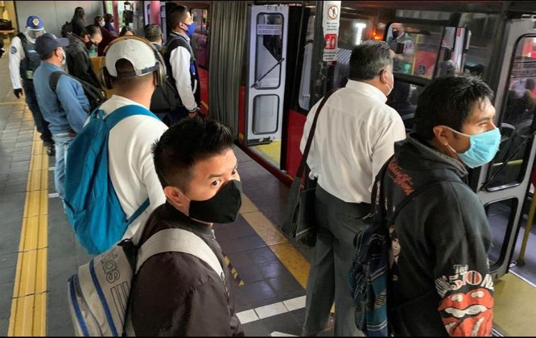 Hacen un llamado a los capitalinos a no disminuir las medidas para evitar contagios. EFE/J. Pazos