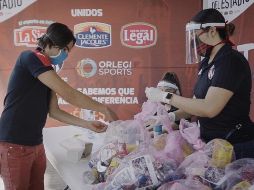 Este reconocimiento consistió en la entrega de mil 400 despensas por parte de un equipo de voluntarios de la institución rojinegra, quienes acudieron al Coloso de la Calzada Independencia debidamente protegidos con cubre bocas, guantes de látex y caretas protectoras. @atlasfc