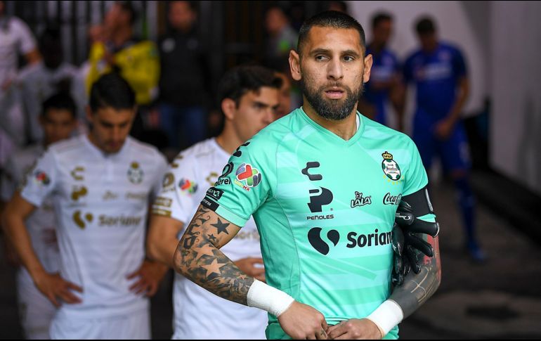 Orozco es uno de los 15 jugadores del Santos que dieron positivo por COVID-19 y desde el lunes de la pasada semana está aislado en su casa. IMAGO7