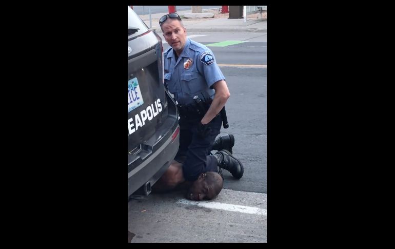 Toma de video del arresto de George Floyd el 25 de mayo en Minneapolis, estado de  Minnesota. AFP/Facebook/Darnella Frazier