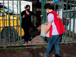 Escoltados por el Ejército, trabajadores municipales en La Pintana han repartido dos mil cajas de las 40 mil previstas. EFE/M. Bernetti