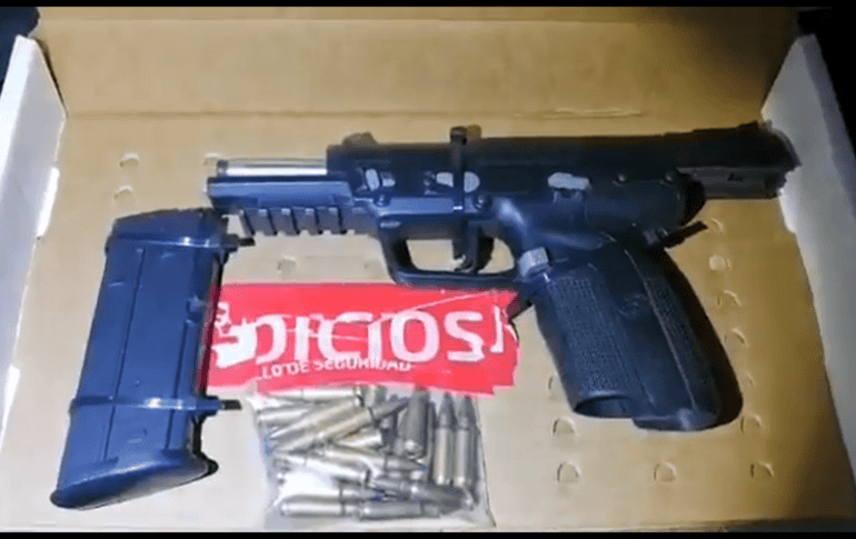 A los detenidos se les confisca un arma de fuego calibre 5.7 con varios tiros útiles. ESPECIAL/Policía de Guadalajara