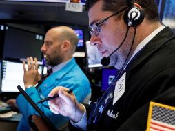 Este miércoles, el Dow Jones repuntó 553.16 puntos, situándose en 25 mil 548.27 enteros. EFE/J. Lane