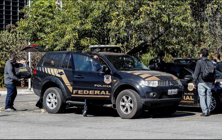 Agentes de la Policía Federal salen de la Asamblea Legislativa de Sao Paulo durante el operativo este miércoles. EFE/S. Moreira