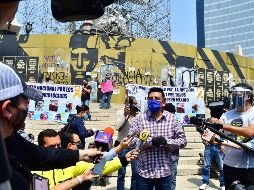 Omar Enrique Hernández, padre de un niño con cáncer, habla con la prensa por los demás padres en la misma situación, durante una manifestación este miércoles en las escalinatas de la columna de la Independencia, en Ciudad de México. EFE/J. Núñez