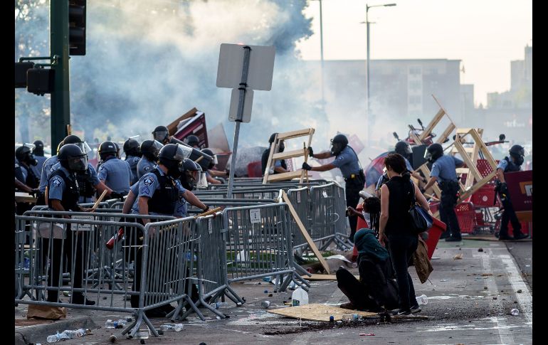 Policías quitan barricadas colocadas por manifestantes afuera de una estación policial. AFP/K. Yucel