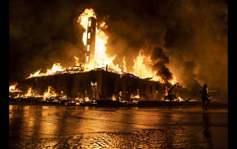 Un edificio ardía el miércoles cerca de instalaciones de la Policía en Minneapolis, luego de las violentas protestas. AFP/S. Maturen