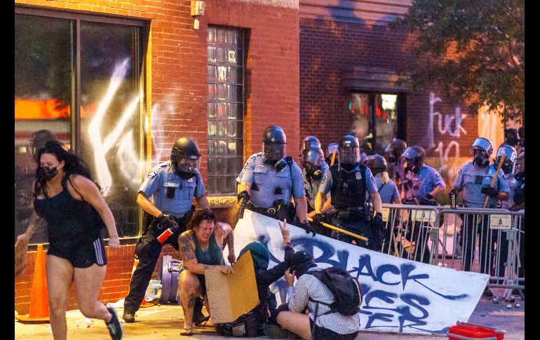 Autoridades lanzaron gas lacrimógeno para contener las protestas. AFP/K. Yucel