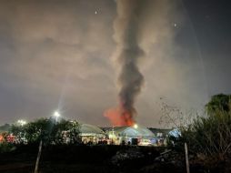 De acuerdo con autoridades, el incendio fue controlado oficialmente a la 01:35 horas. TWITTER/@CerebrosG