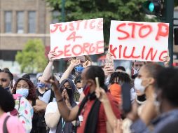 Manifestantes se enfrentaron con la Policía y saquearon e incendiaron tiendas de Minneapolis. EFE / A. Fasani
