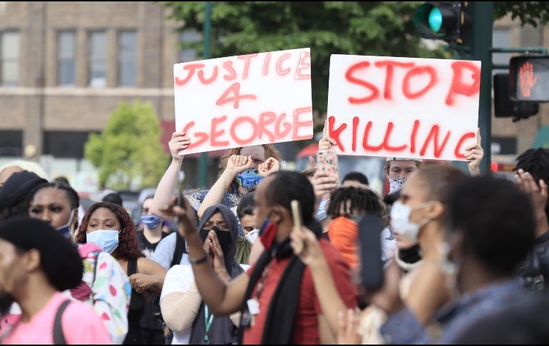 Manifestantes se enfrentaron con la Policía y saquearon e incendiaron tiendas de Minneapolis. EFE / A. Fasani