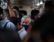 En los vagones todos los asientos van ocupados y los usuarios tienen que sujetarse deben hacerlo a un lado del otro. EL INFORMADOR / F. Atilano