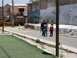 La madre y hermana de una de las víctimas se acercan para identificar al joven asesinado. EL INFORMADOR