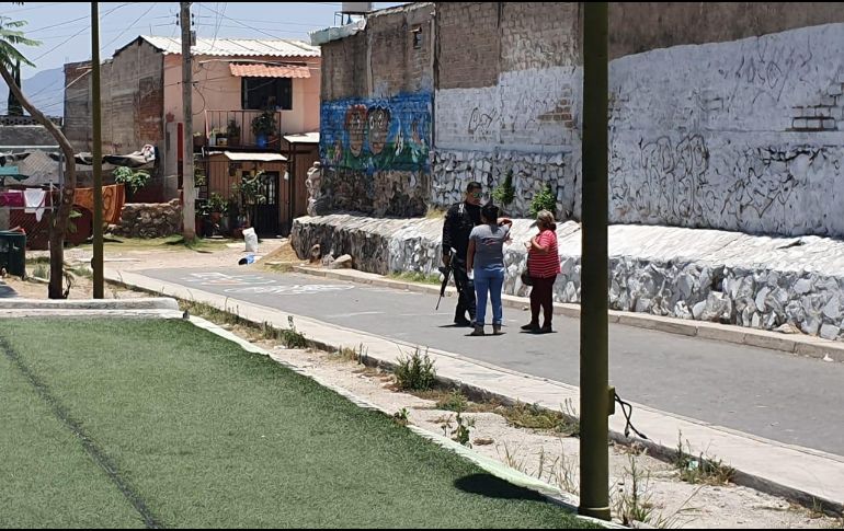 La madre y hermana de una de las víctimas se acercan para identificar al joven asesinado. EL INFORMADOR