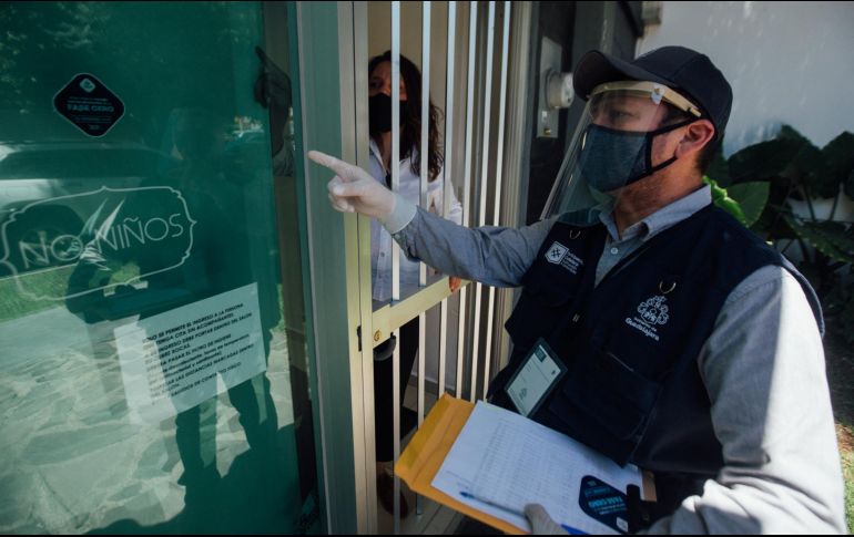 Solamente tras la visita de inspectores, estos pegan el distintivo que indica que el negocio puede reabrir con medidas sanitarias a partir del 1 de junio. EL INFORMADOR/ARCHIVO