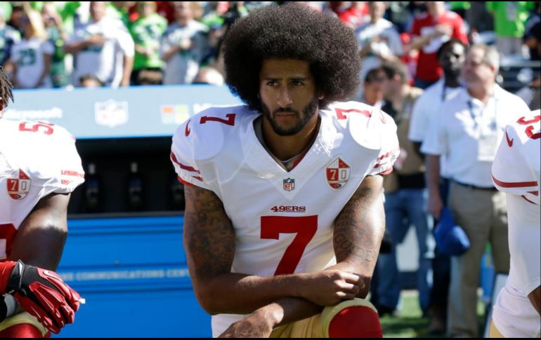 Colin Kaepernick fue condenado al ostracismo en la NFL hace cuatro años por su gesto de hincar una rodilla en el suelo durante el himno nacional previo a los partidos. ARCHIVO