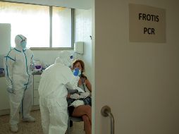 Empresas con más de 100 empleados deberán hacer pruebas de COVID-19 a uno de cada 10 trabajadores cada dos semanas. EFE/E. Fontcuberta
