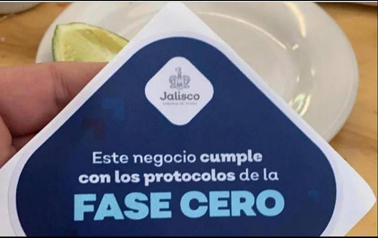 Esta semana arrancó la entrega de insignias a los establecimientos que cumplen con las medidas sanitarias impuestas por la pandemia de COVID-19; delincuentes ya las reproducen. ESPECIAL