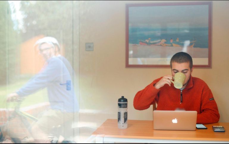 Al 85% de los participantes en el estudio les agrada hacer home office. Alrededor del 70% considera que en su casa trabaja más que en la oficina y el 70% preferiría combinar el trabajo en oficina y en casa. AFP / A. Dennis