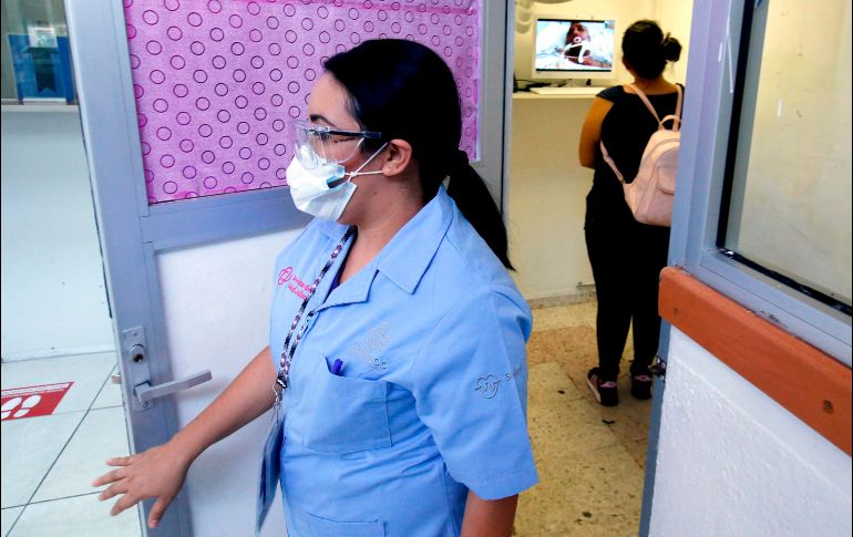 Familiares entran a una cabina situada en la planta baja del hospital donde pueden intercambiar un par de comentarios con sus enfermos a través de una computadora. AFP / U. Ruiz