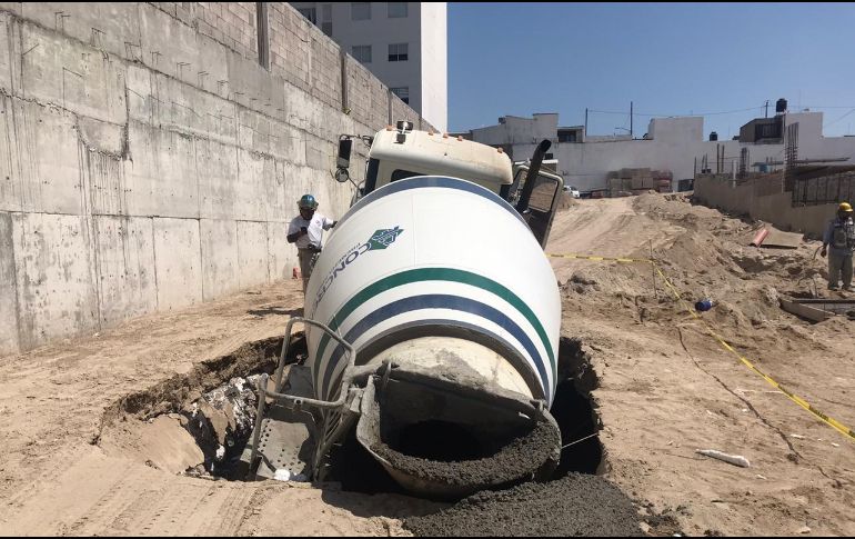 La constructora deberá pagar a una empresa para que proceda a la extracción del camión. ESPECIAL