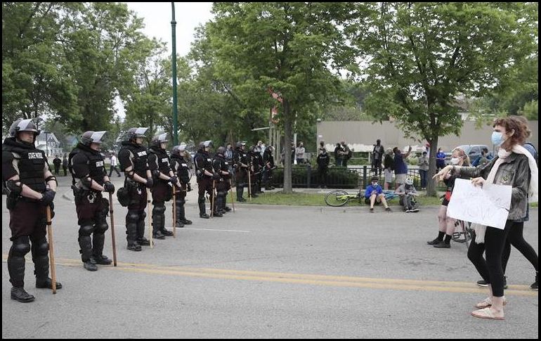 El toque de queda fue declarado tras una noche de disturbios, con saqueos y el incendio de una comisaría en Mineápolis. EFE/T. Maury