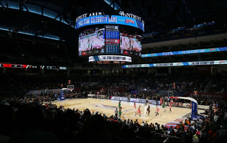 En busca de fijar una fecha de regreso, el comisionado de la NBA, Adam Silver, sostuvo una reunión con los propietarios de los 30 equipos de la Liga, y ya hay día tentativo para reactivar la temporada 2019-2020. AFP / ARCHIVO