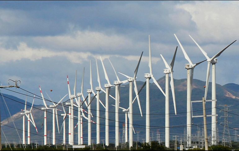 La restricción de las energías limpias como la eólica (en la imagen) incumple los compromisos internacionales firmados por México, señaló el Cemda. SUN
