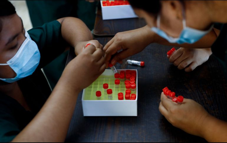 Con la cantidad de pruebas PCR y Cellex se podrá llegar a una tasa de 664 test por cada 100 mil habitantes a final de mes. EFE/L. Bo