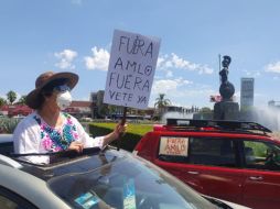 Con pancartas, pitidos y música mexicana los protestantes muestran su inconformidad con el gobierno. EL INFORMADOR/G. Gallo