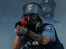 Agentes del orden se enfrentan a artefactos explosivos improvisados. AP/J. Minchillo