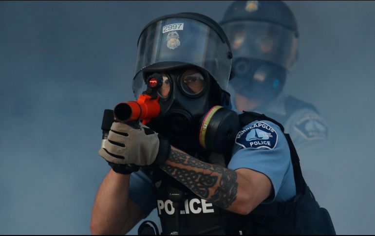 Agentes del orden se enfrentan a artefactos explosivos improvisados. AP/J. Minchillo