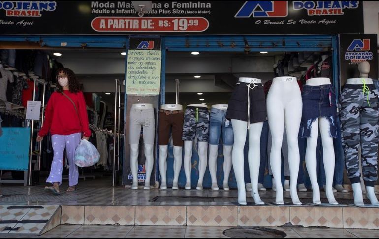 Una mujer con tapabocas hace compras este sábado en una tienda de Brasilia. EFE/J. Alves