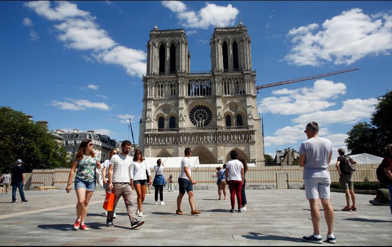La catedral en sí sigue cerrada, y seguirá así varios años mientras duren las labores de reconstrucción. AP / T. Camus