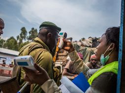 La enfermedad, descubierta precisamente en el país en 1976, se transmite por contacto directo con la sangre y fluidos corporales de personas o animales infectados. EFE / ARCHIVO